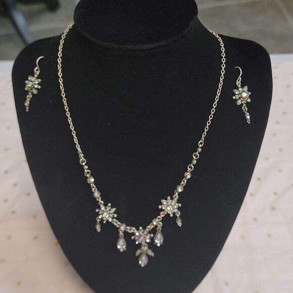 Iridescent Cluster  Necklace with Earrings - Picture 1 of 6